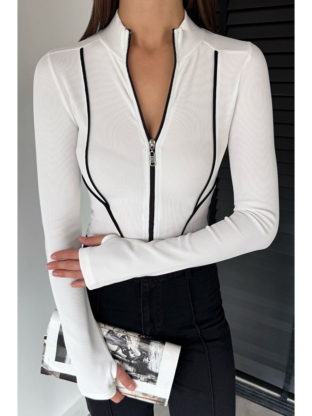 Ekru Kadın Şerit Detaylı Ön Fermuarlı Elastanlı Crop Top Bluz