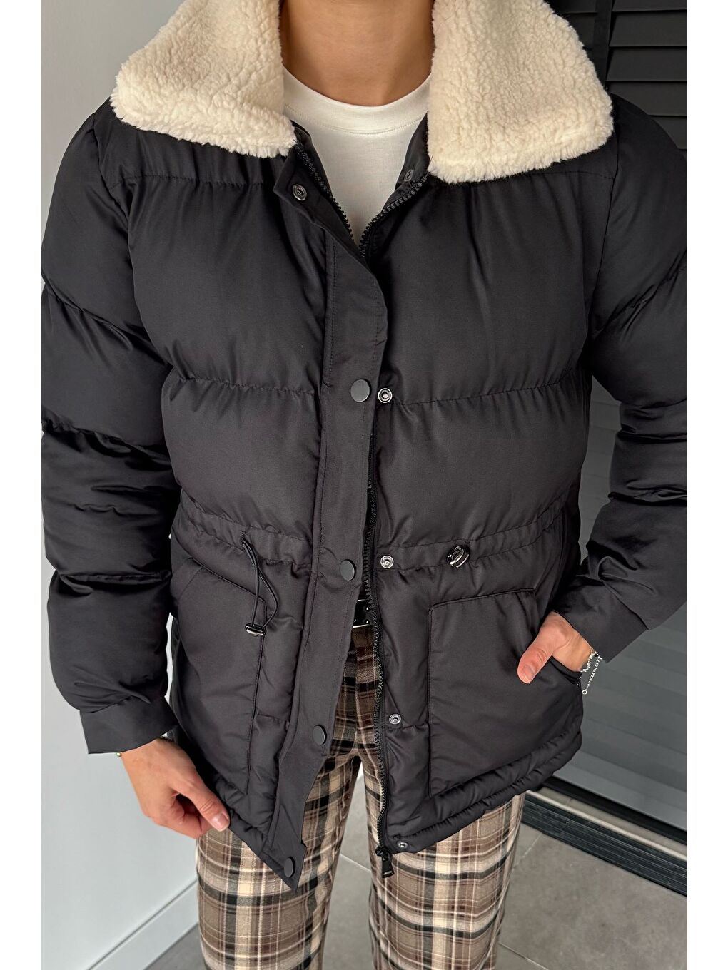 Siyah Pelüş Yaka Detaylı Astarlı Kadın Şişme Mont-1