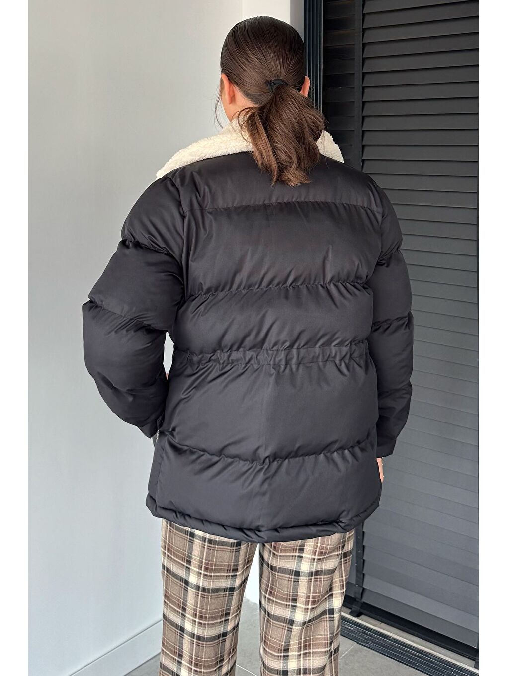 Siyah Pelüş Yaka Detaylı Astarlı Kadın Şişme Mont-2