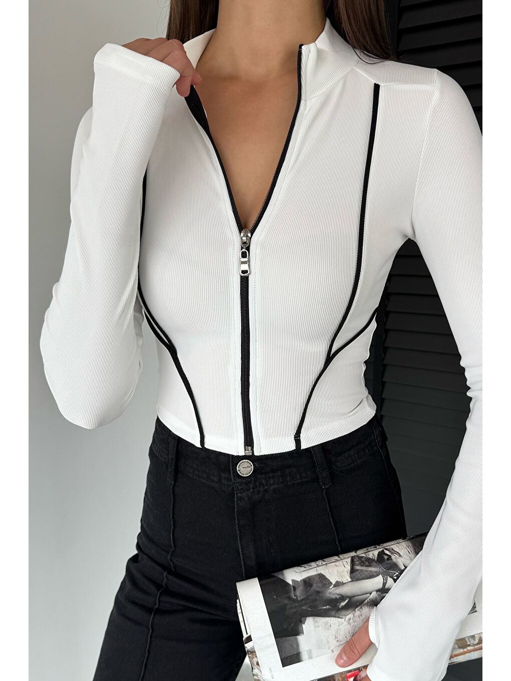 Ekru Kadın Şerit Detaylı Ön Fermuarlı Elastanlı Crop Top Bluz-2