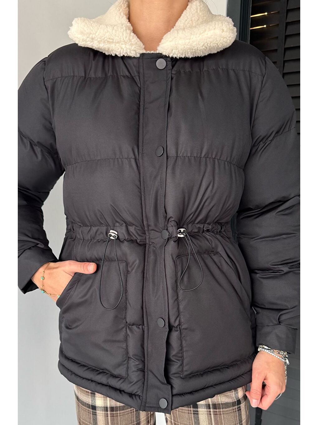 Siyah Pelüş Yaka Detaylı Astarlı Kadın Şişme Mont-3