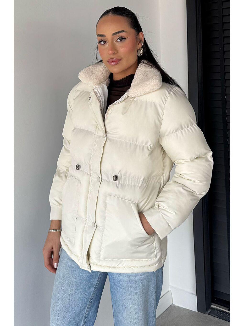 Ekru Pelüş Yaka Detaylı Astarlı Kadın Şişme Mont