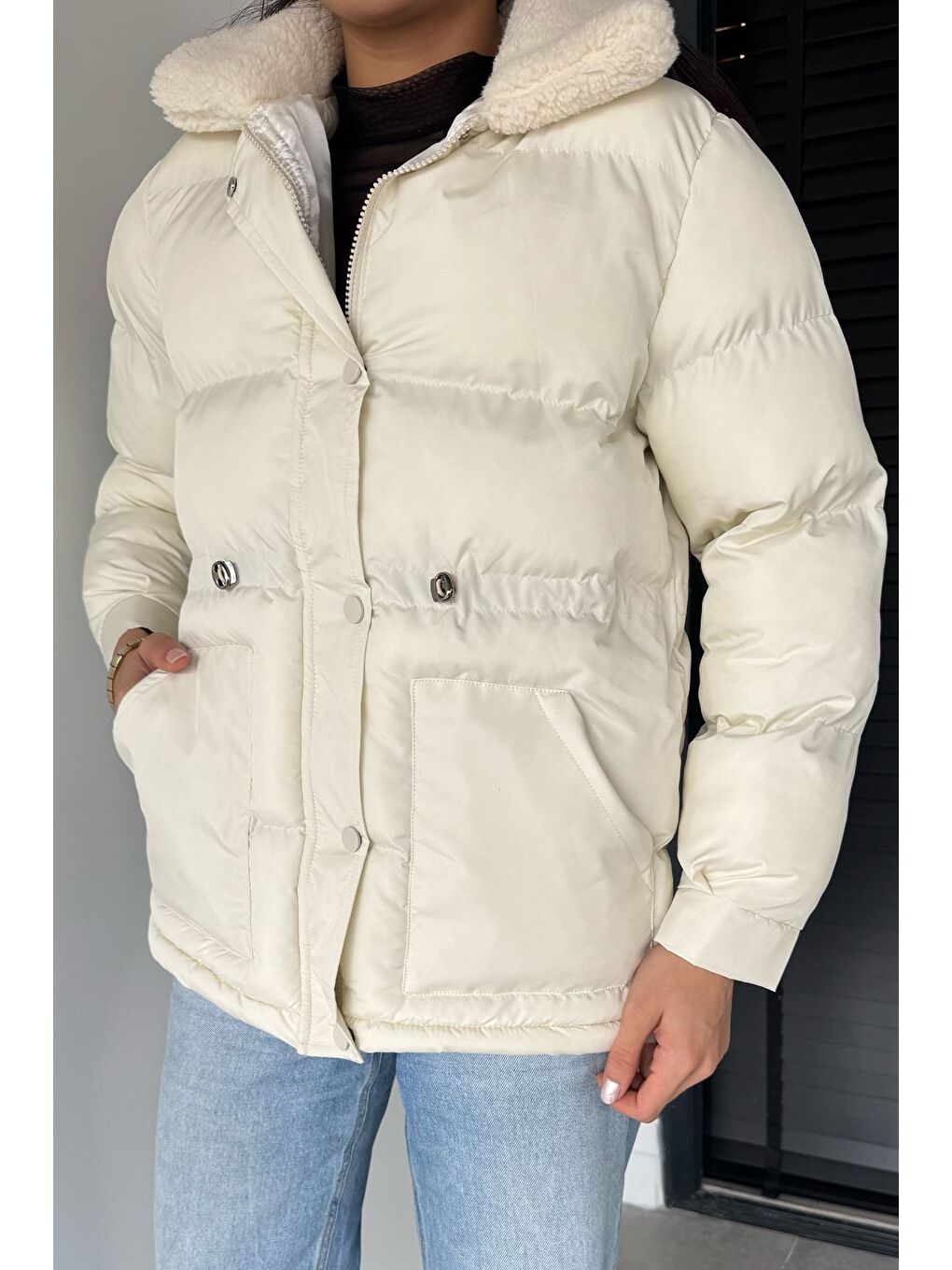 Ekru Pelüş Yaka Detaylı Astarlı Kadın Şişme Mont-1