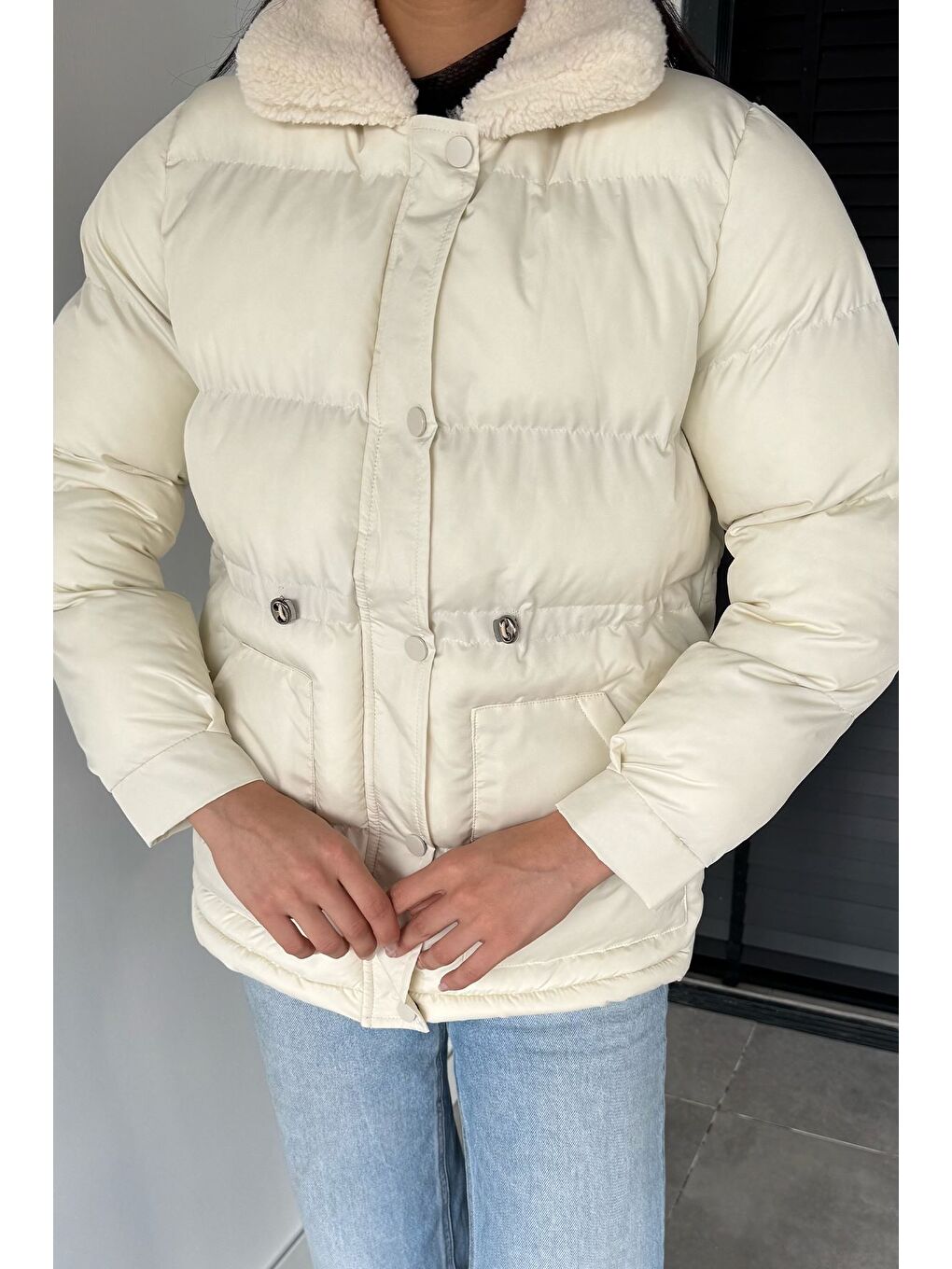 Ekru Pelüş Yaka Detaylı Astarlı Kadın Şişme Mont-2