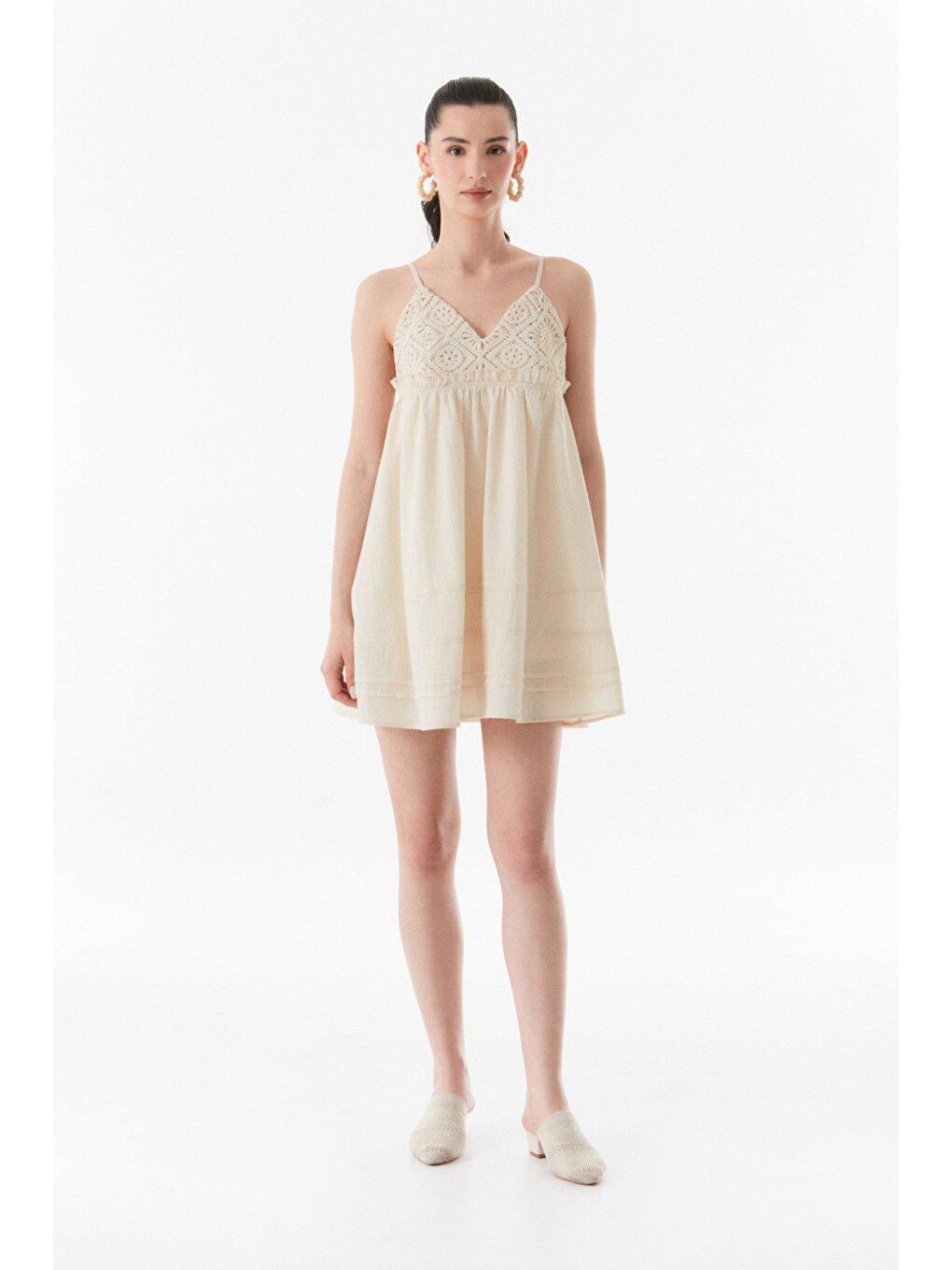 Bej Yakası Güpürlü V Yaka Elbise