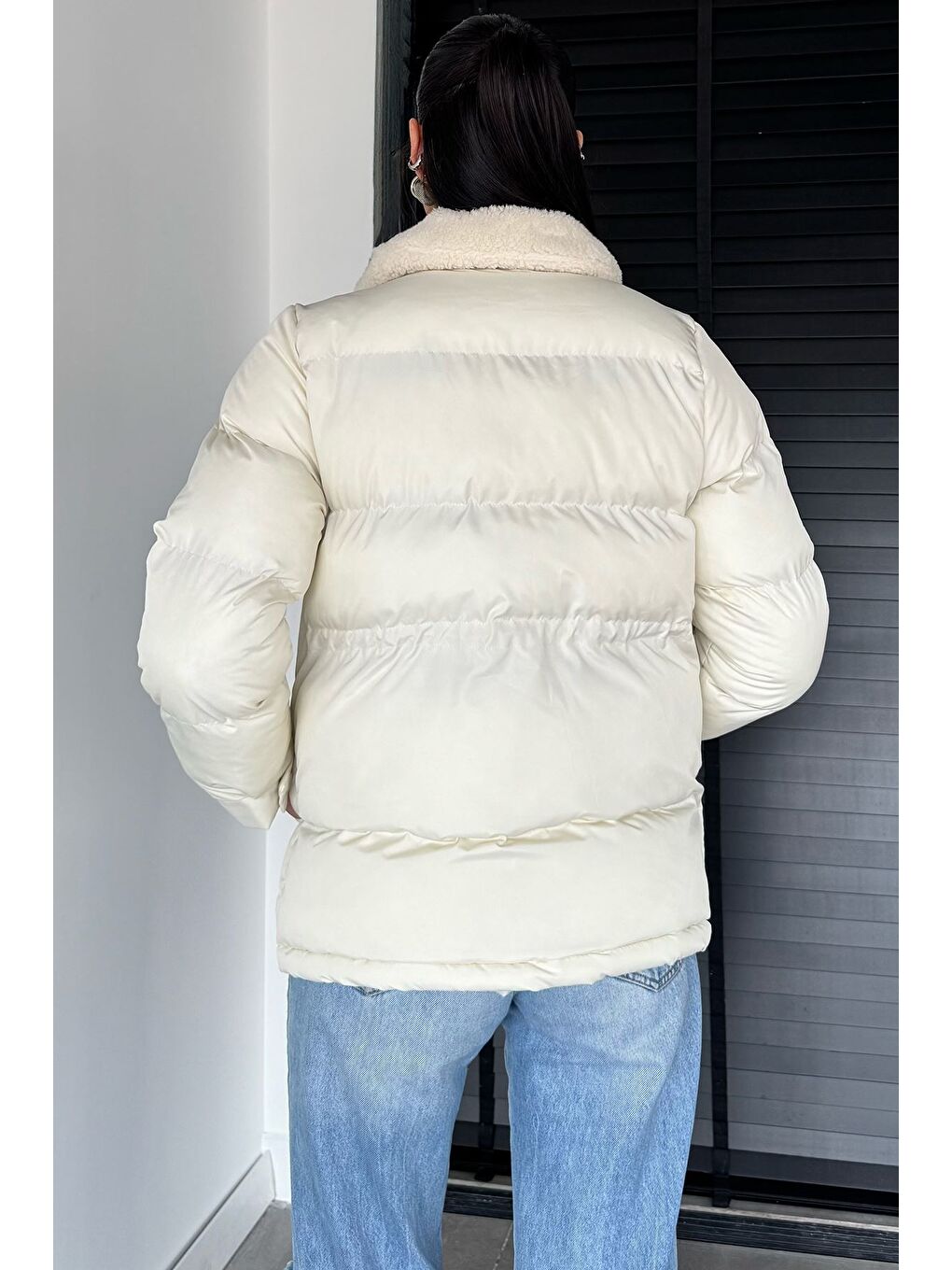 Ekru Pelüş Yaka Detaylı Astarlı Kadın Şişme Mont-3