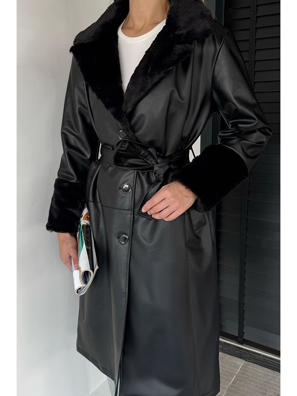 Siyah Kadın Yaka Ve Bilek Kürk Garnili Bel Kuşaklı Suni Deri Trençkot-3