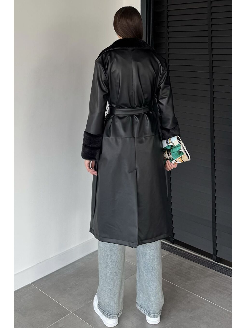 Siyah Kadın Yaka Ve Bilek Kürk Garnili Bel Kuşaklı Suni Deri Trençkot-4