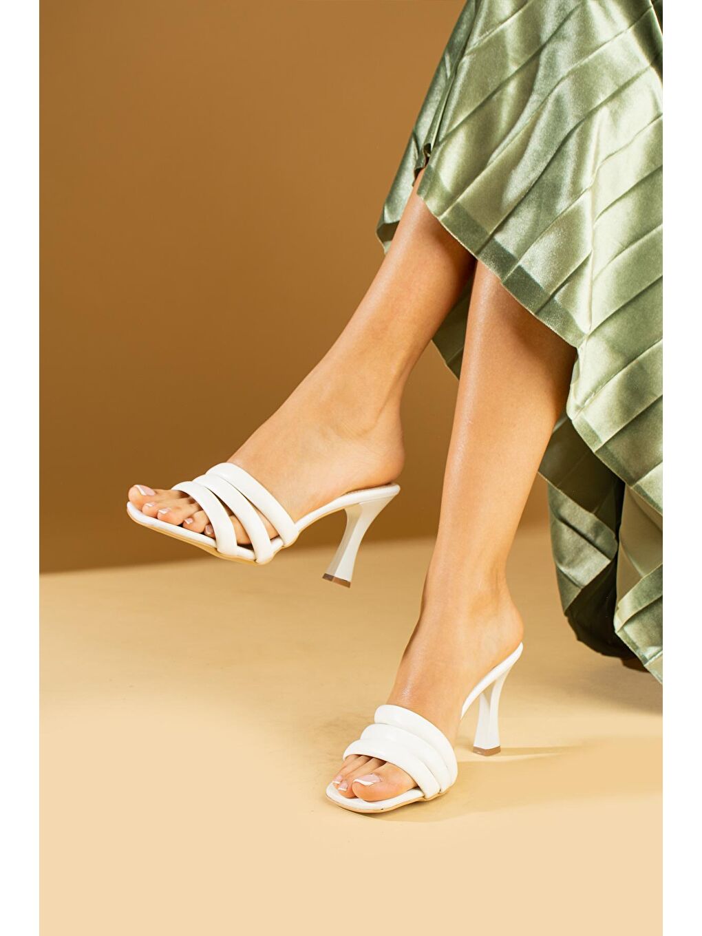 Beyaz 3 Bantlı Kadeh Topuklu Rahat Kalıp Kadın Terlik 009-83-24-1
