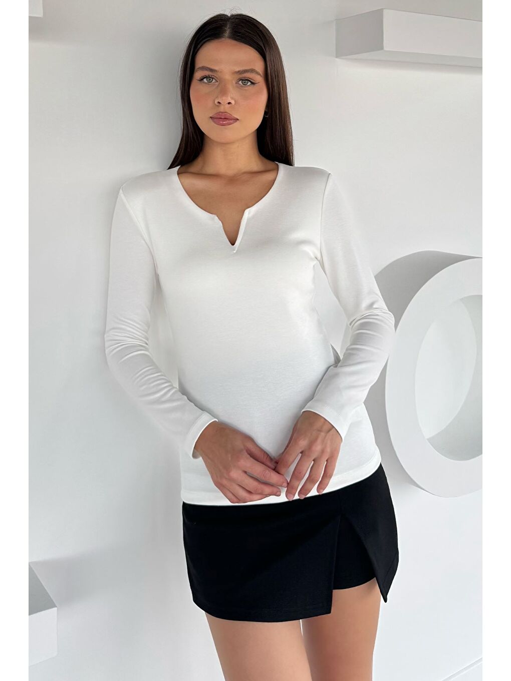 Ekru Ön Detaylı V Yaka Basıc Bluz