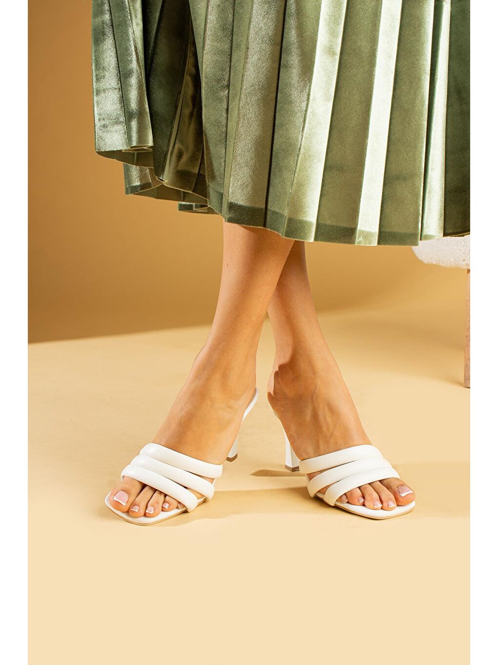 Beyaz 3 Bantlı Kadeh Topuklu Rahat Kalıp Kadın Terlik 009-83-24-2