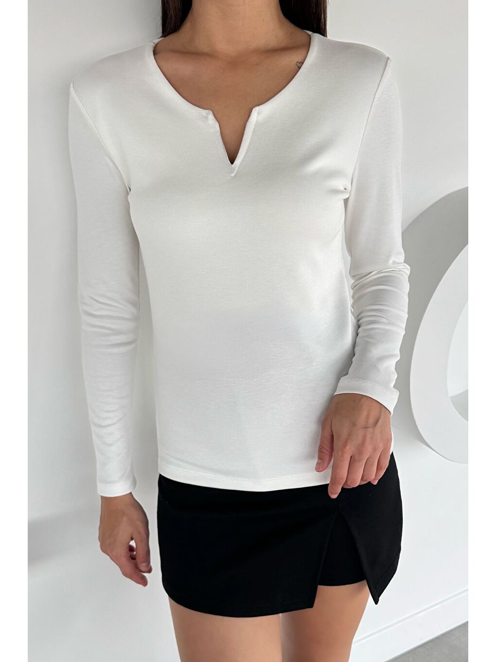 Ekru Ön Detaylı V Yaka Basıc Bluz-1