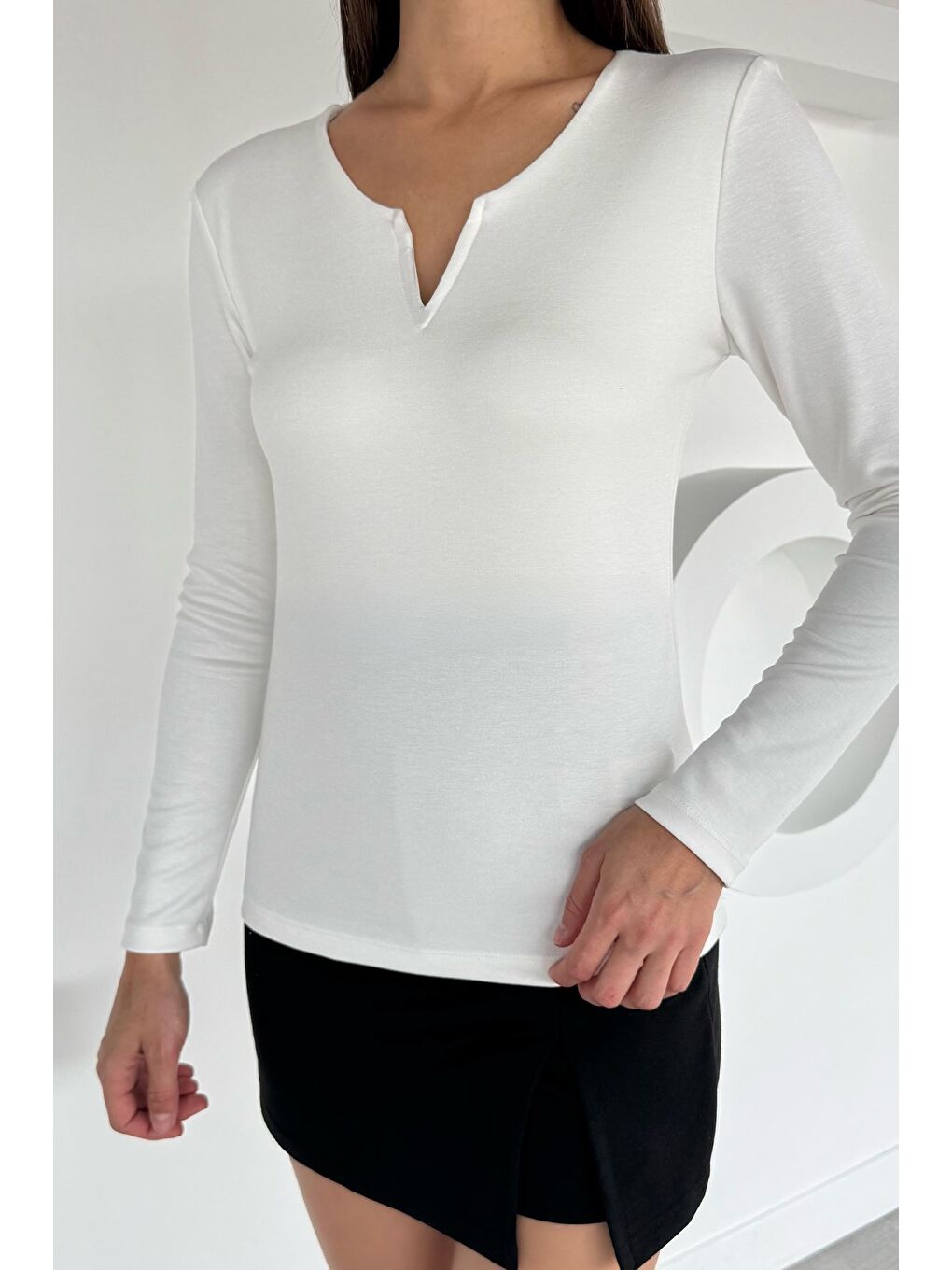 Ekru Ön Detaylı V Yaka Basıc Bluz-2