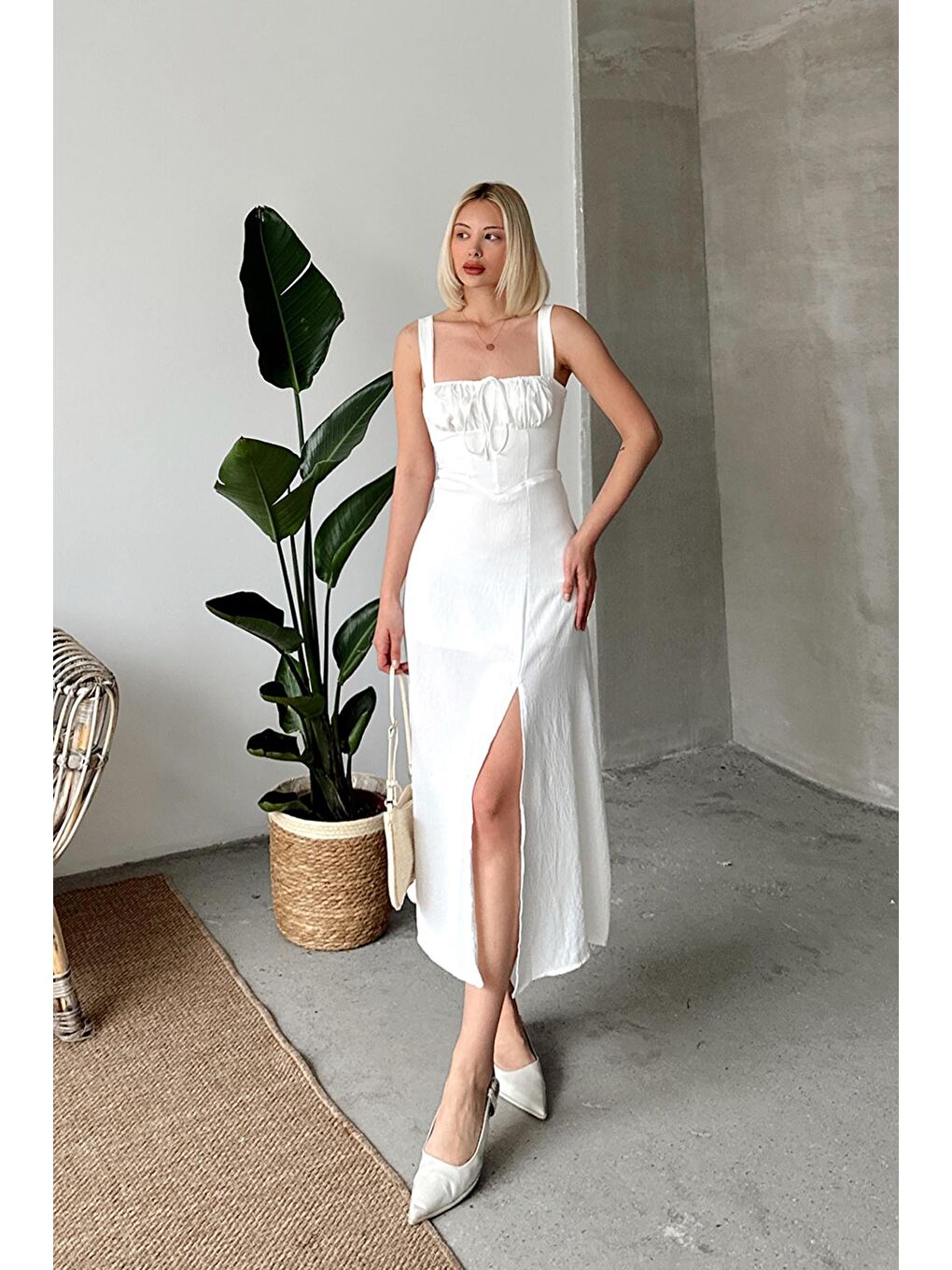 Beyaz Önü Büzgülü Yırtmaçlı Arkası Bağcıklı Kalın Askılı Elbise