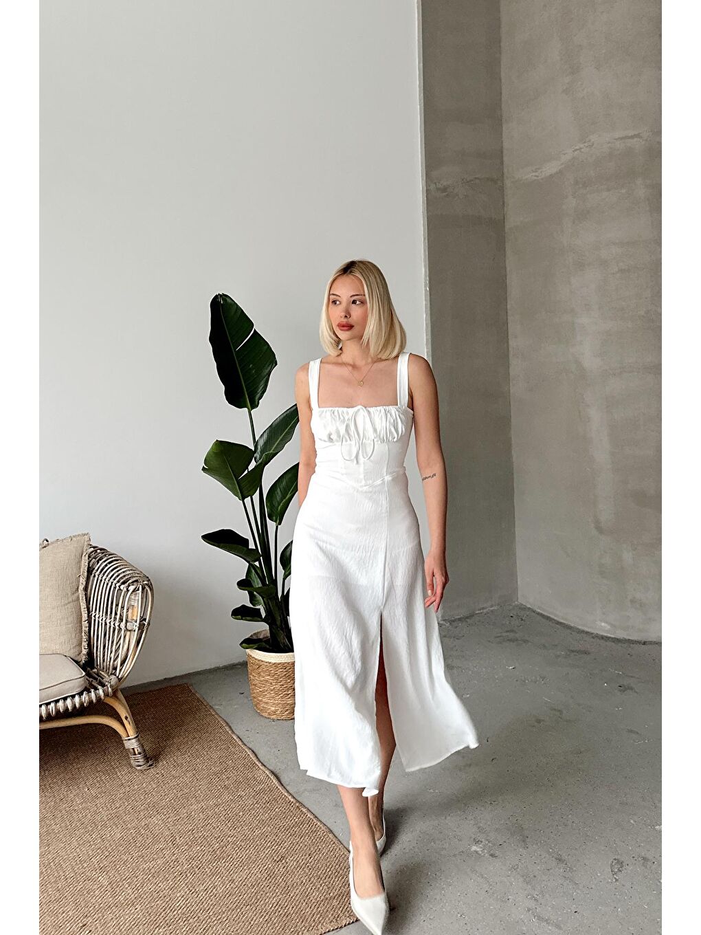 Beyaz Önü Büzgülü Yırtmaçlı Arkası Bağcıklı Kalın Askılı Elbise-1