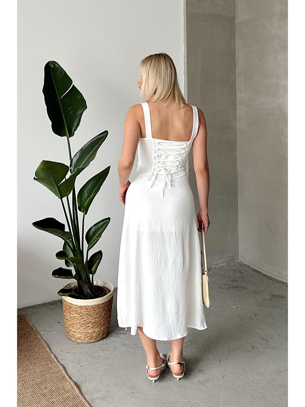 Beyaz Önü Büzgülü Yırtmaçlı Arkası Bağcıklı Kalın Askılı Elbise-2