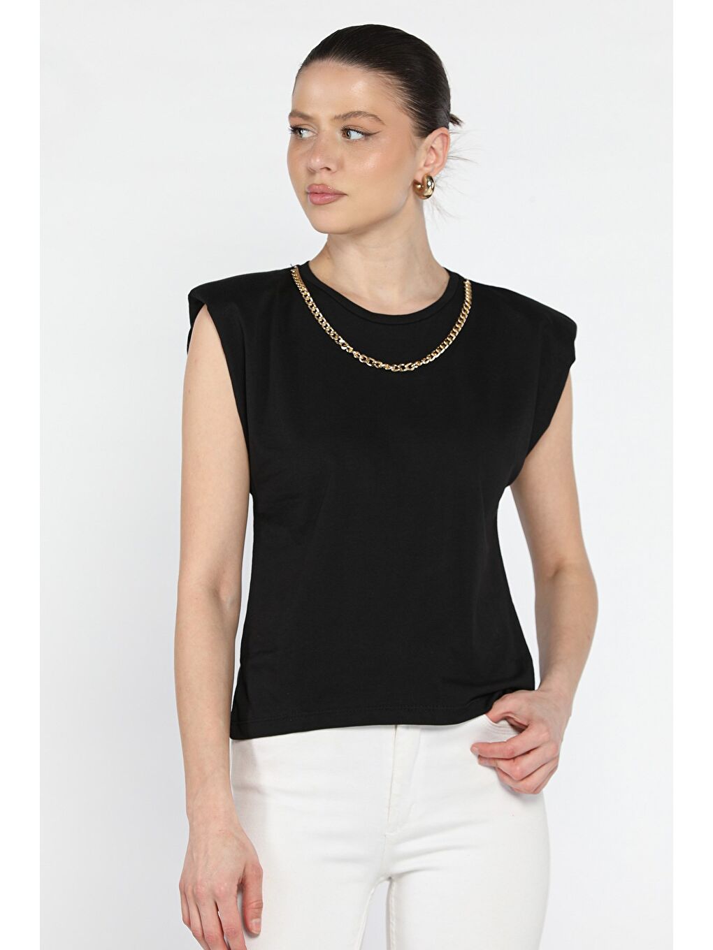 Siyah Omuz Vatkalı Zincir Aksesuarlı Sıfır Kol Kadın Tişört
