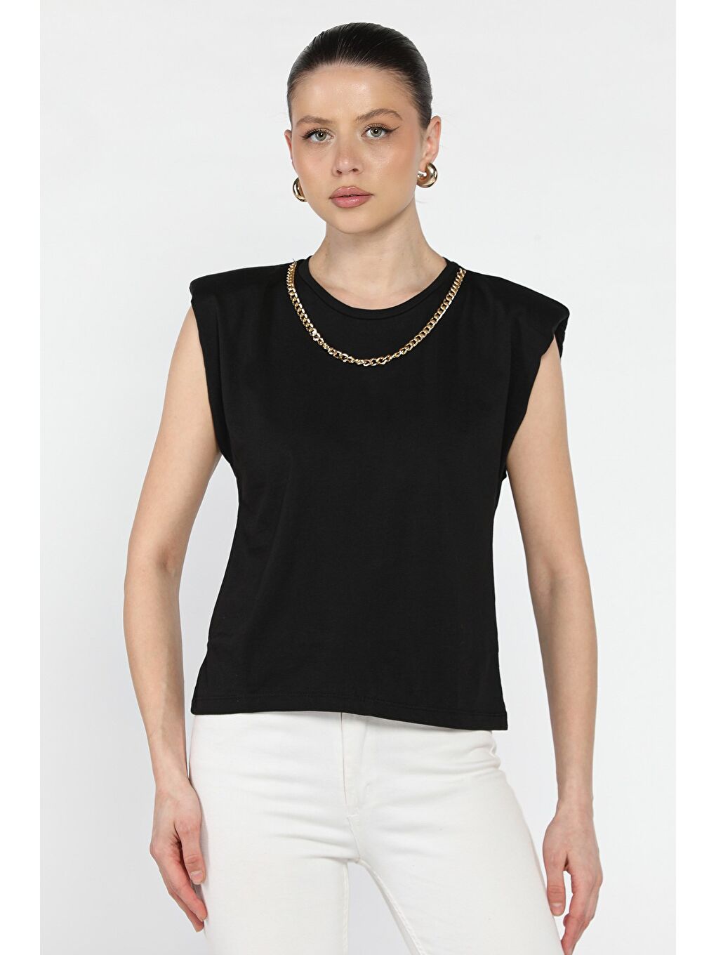 Siyah Omuz Vatkalı Zincir Aksesuarlı Sıfır Kol Kadın Tişört-1