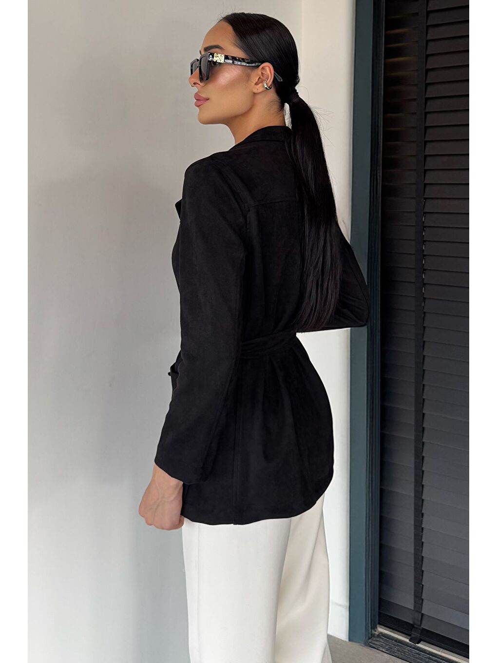 Siyah Kadın Kruvaze Yaka Kemerli Süet Trençkot-3