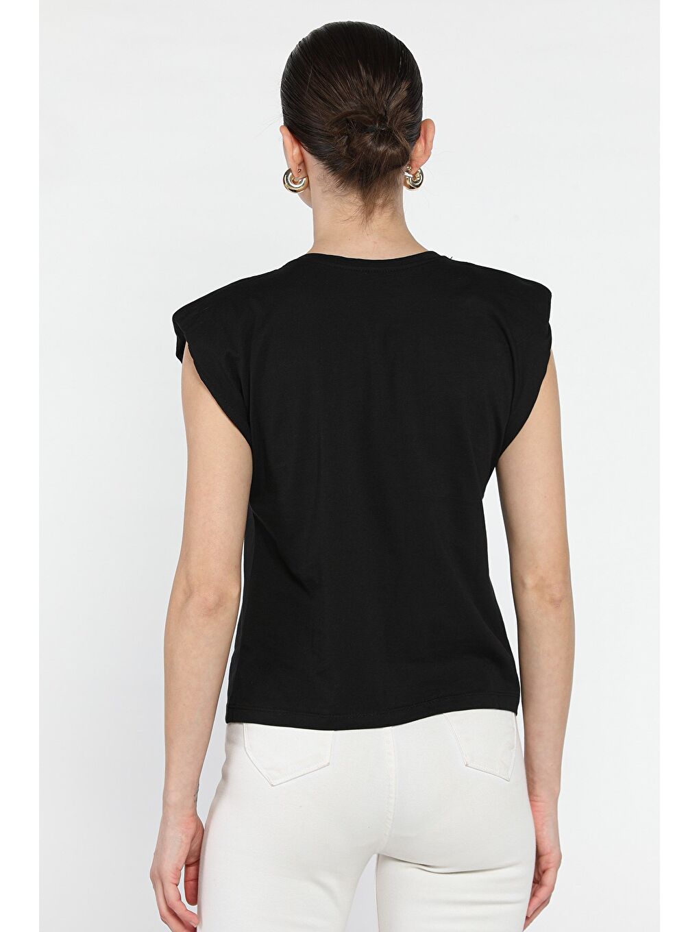 Siyah Omuz Vatkalı Zincir Aksesuarlı Sıfır Kol Kadın Tişört-2