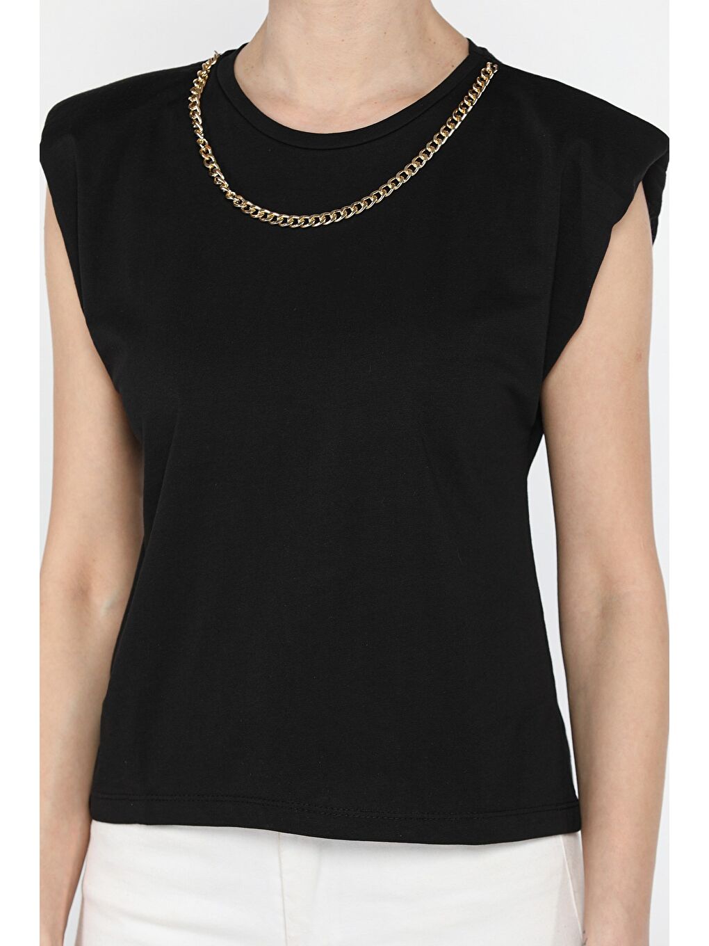 Siyah Omuz Vatkalı Zincir Aksesuarlı Sıfır Kol Kadın Tişört-3