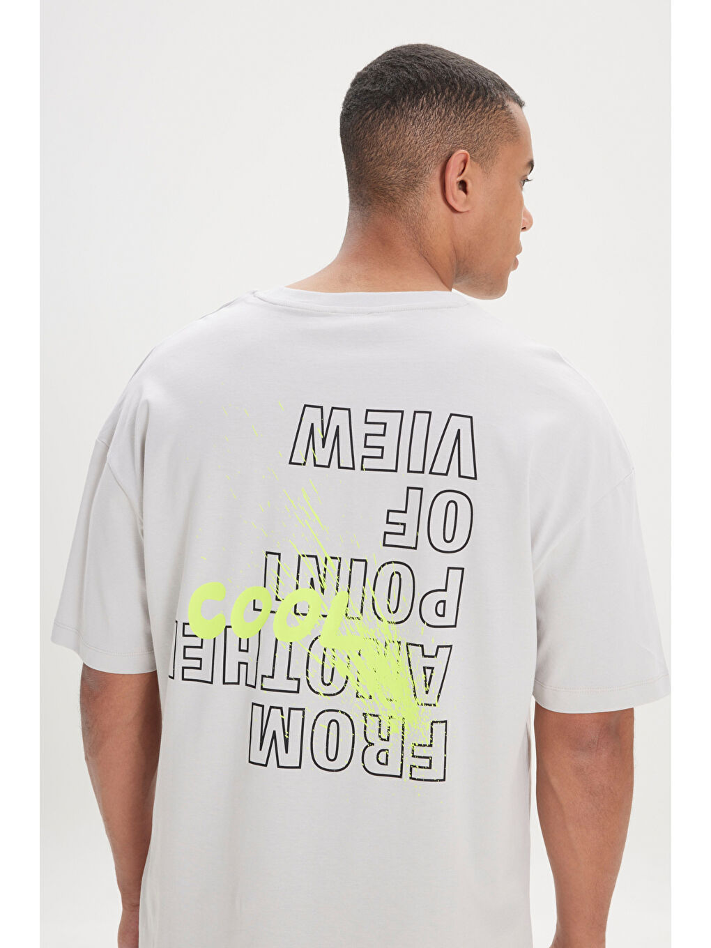 Erkek Gri Oversize Bol Kesim Bisiklet Yaka %100 Pamuk Sırt Baskılı Tişört-1