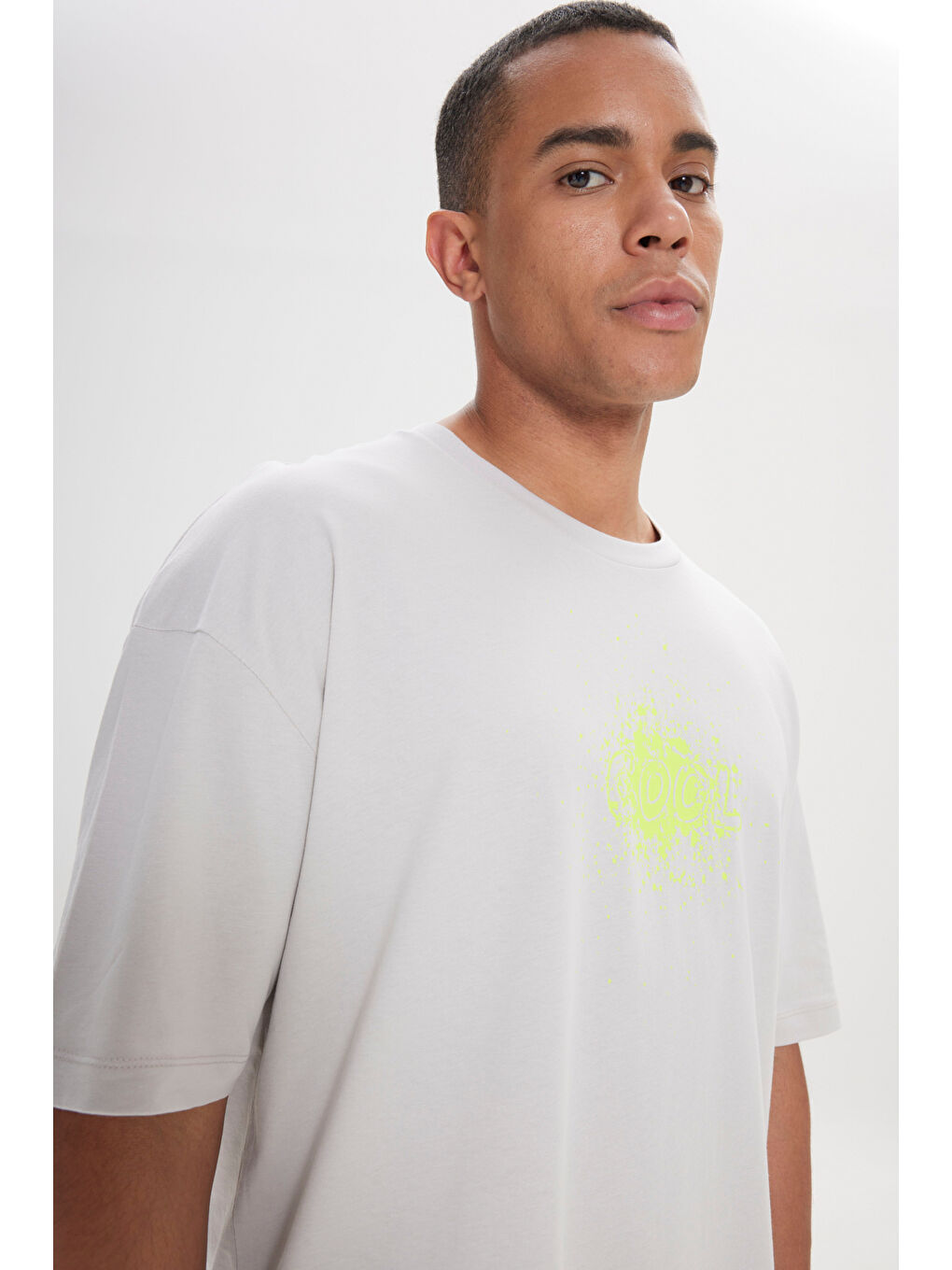 Erkek Gri Oversize Bol Kesim Bisiklet Yaka %100 Pamuk Sırt Baskılı Tişört-3