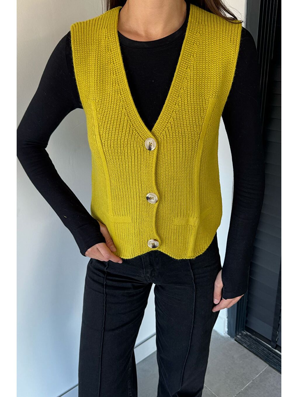 Yeşil Kadın V Yaka Ön Düğmeli Triko Yelek-1