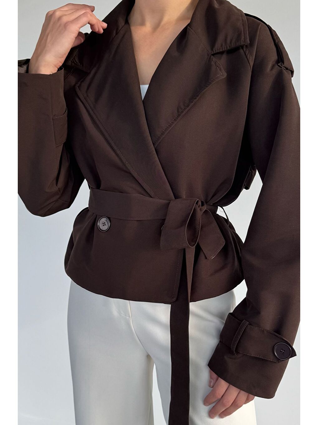 Kahverengi Kadın Kruvaze Yaka Bel Kuşak Detaylı Kısa Trençkot-1