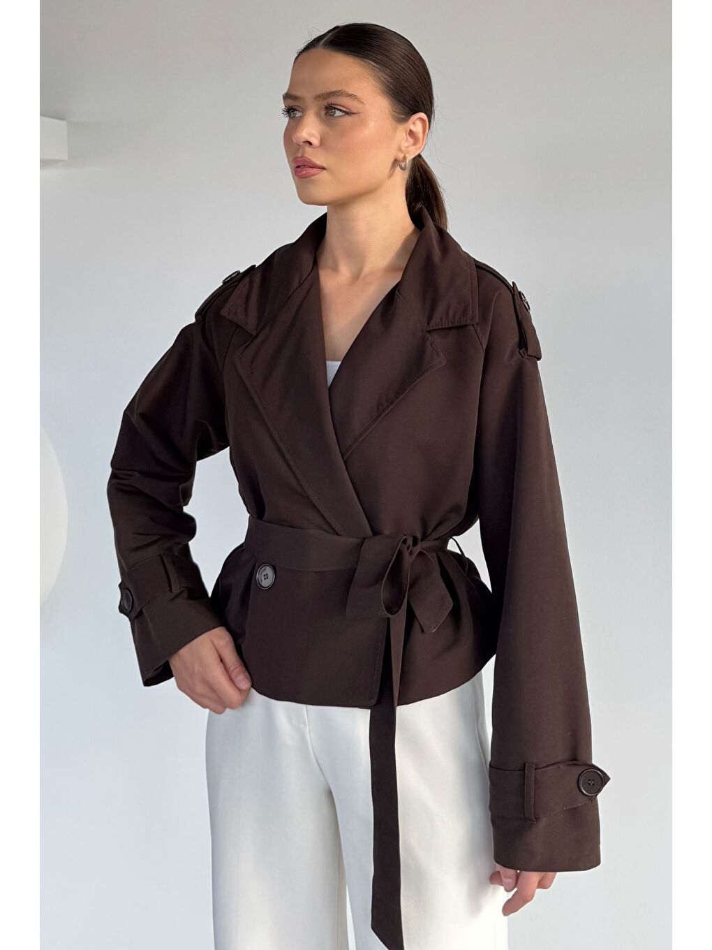 Kahverengi Kadın Kruvaze Yaka Bel Kuşak Detaylı Kısa Trençkot-2