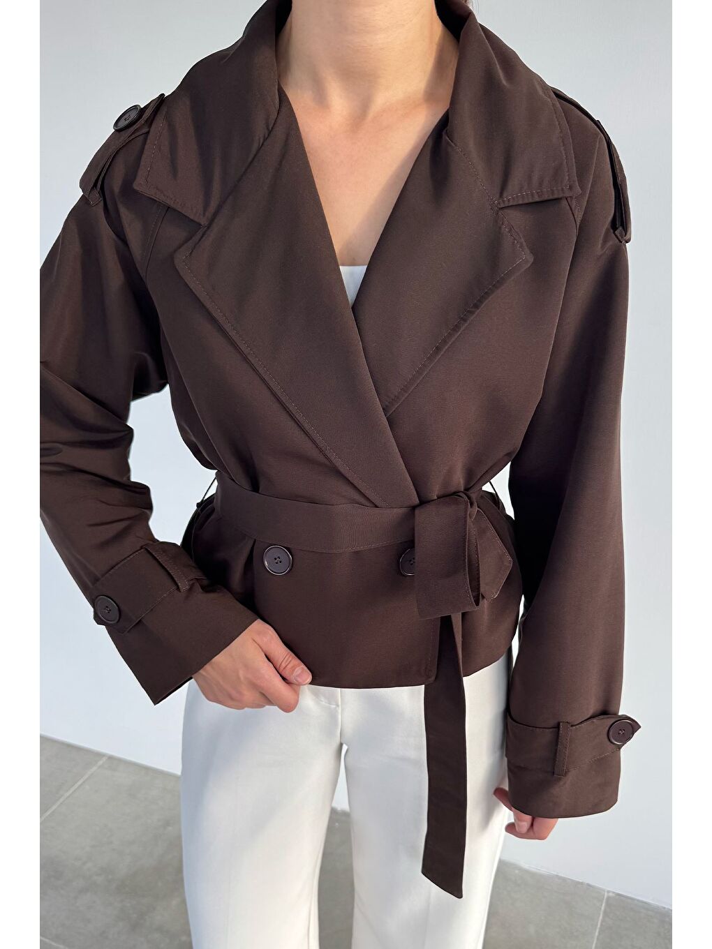 Kahverengi Kadın Kruvaze Yaka Bel Kuşak Detaylı Kısa Trençkot-3