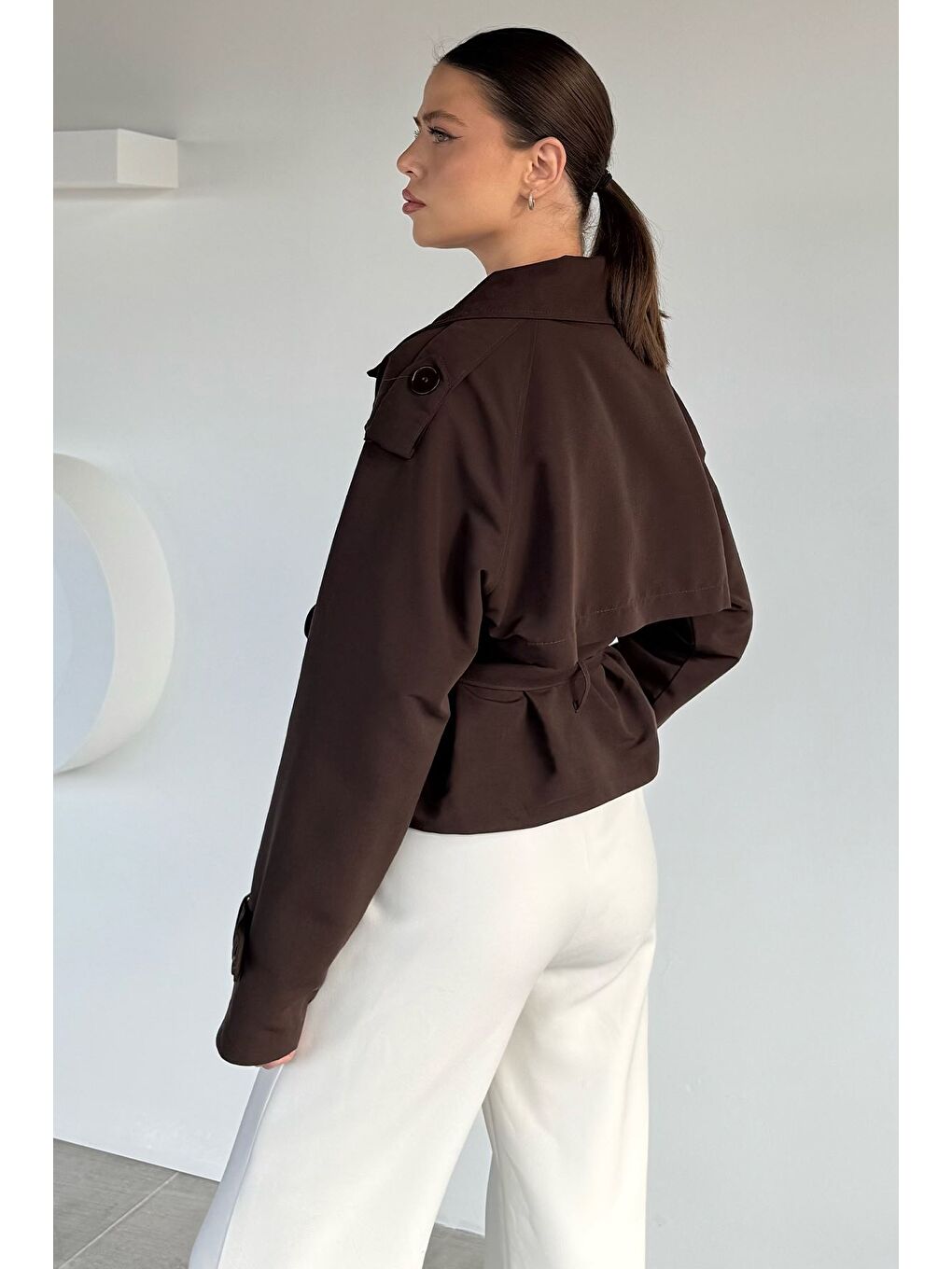 Kahverengi Kadın Kruvaze Yaka Bel Kuşak Detaylı Kısa Trençkot-4