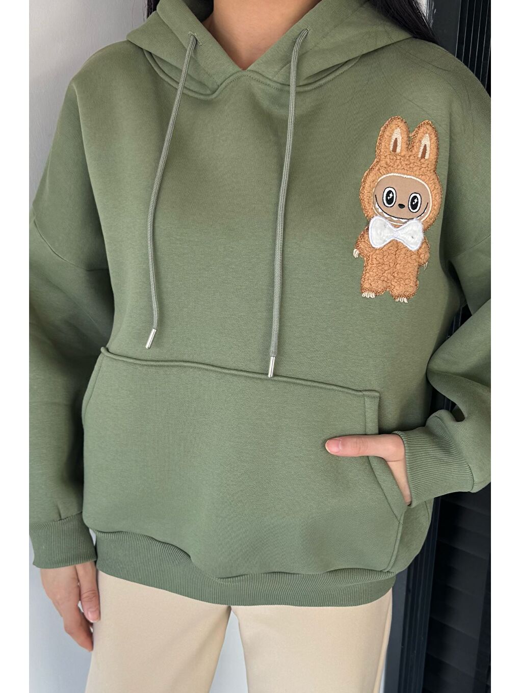 Haki Kadın Kapüşonlu Şardonlu Kanguru Cepli Sweatshirt-1