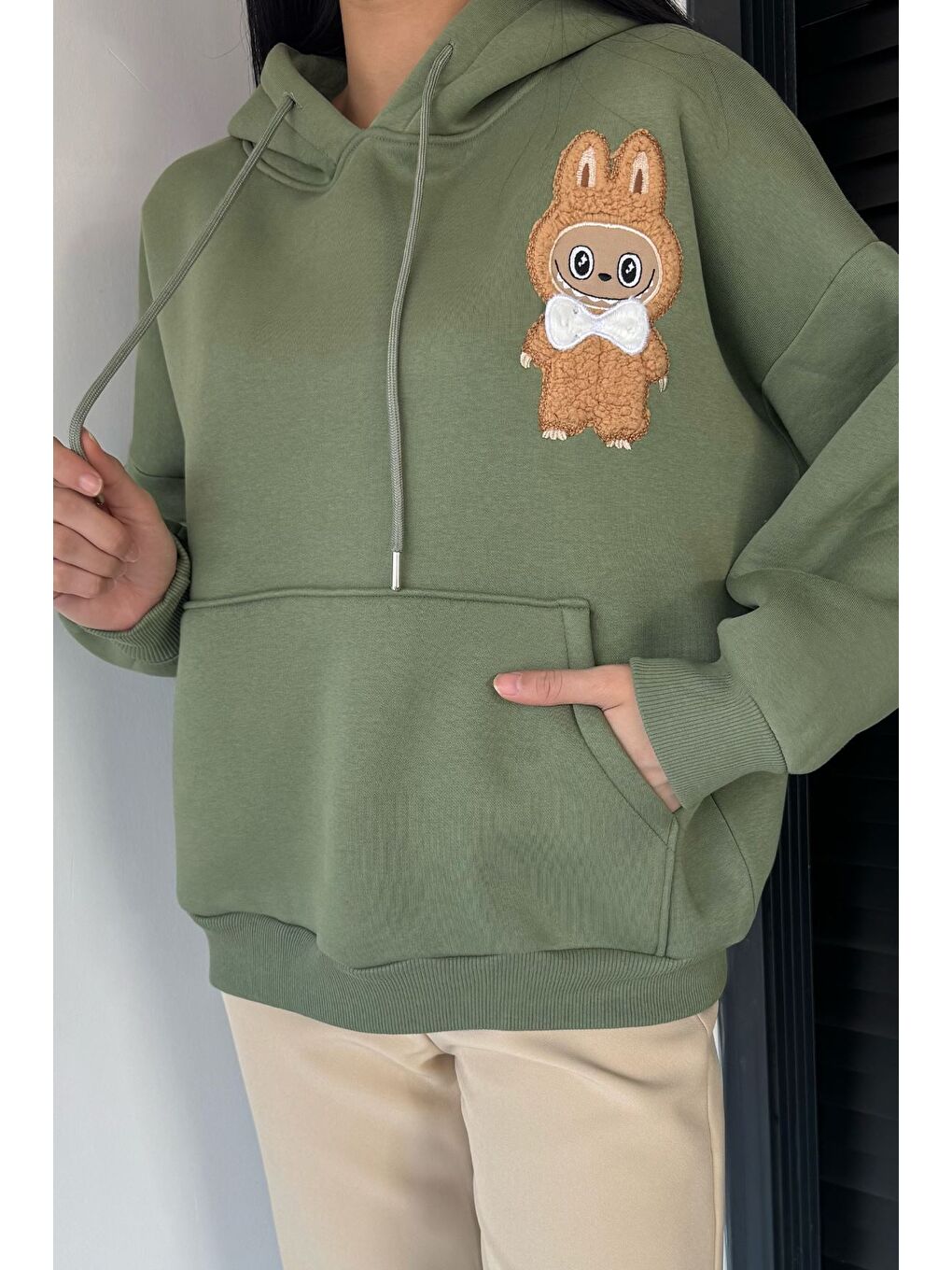 Haki Kadın Kapüşonlu Şardonlu Kanguru Cepli Sweatshirt-2