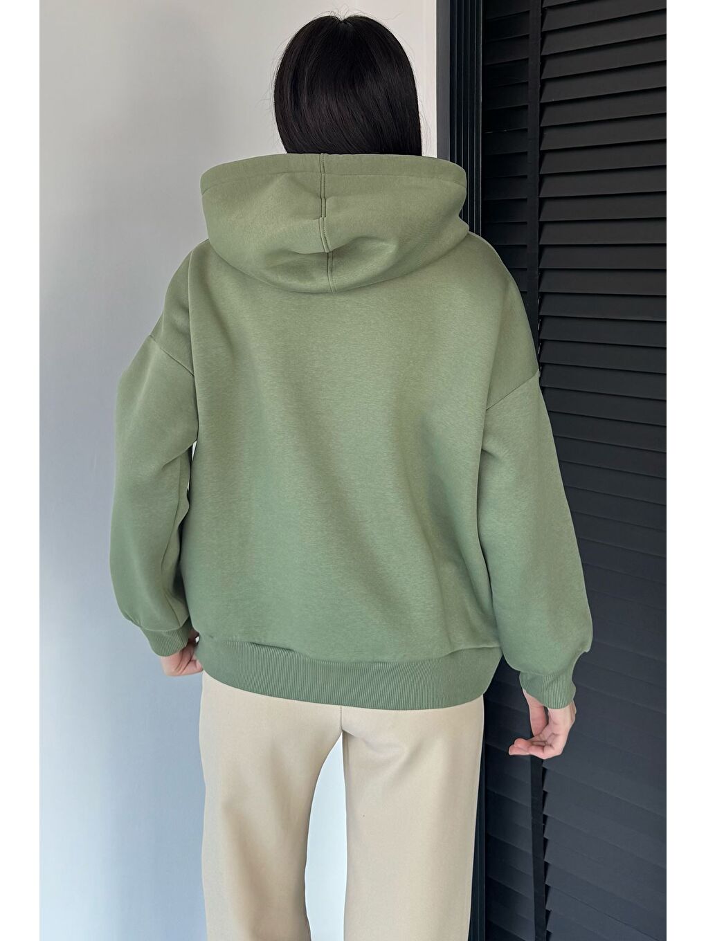 Haki Kadın Kapüşonlu Şardonlu Kanguru Cepli Sweatshirt-3