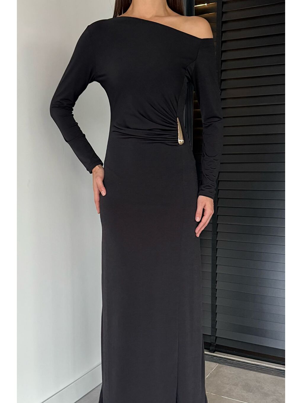 Siyah Kadın Omuz Dekolteli Gold Tokalı Drapeli Elastanlı Elbise-2