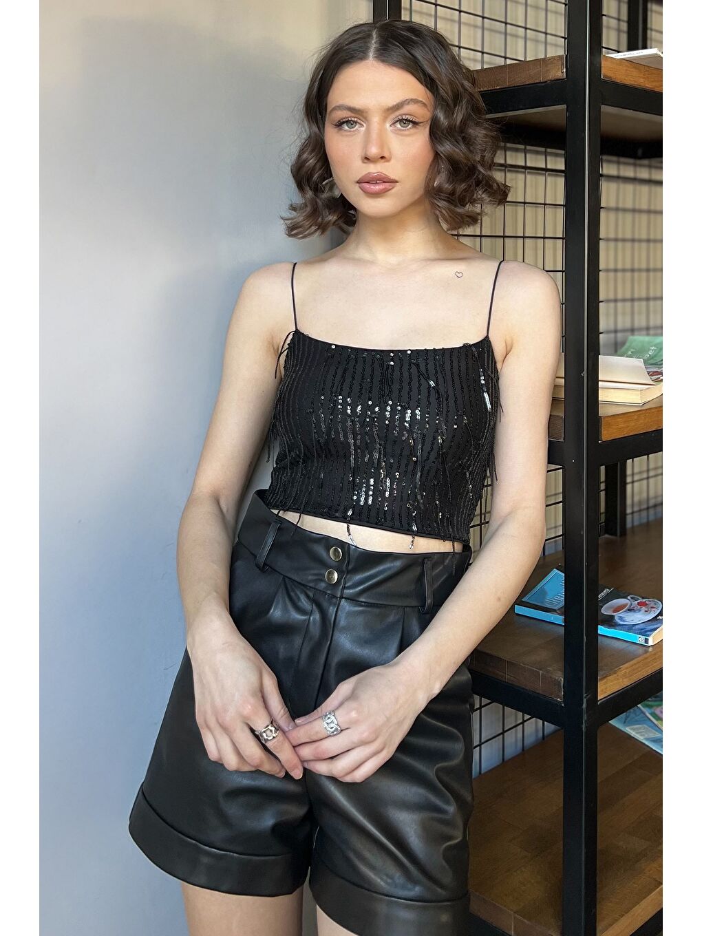 Siyah Kadın İp Askılı Pul İşlemeli Crop Top Bluz