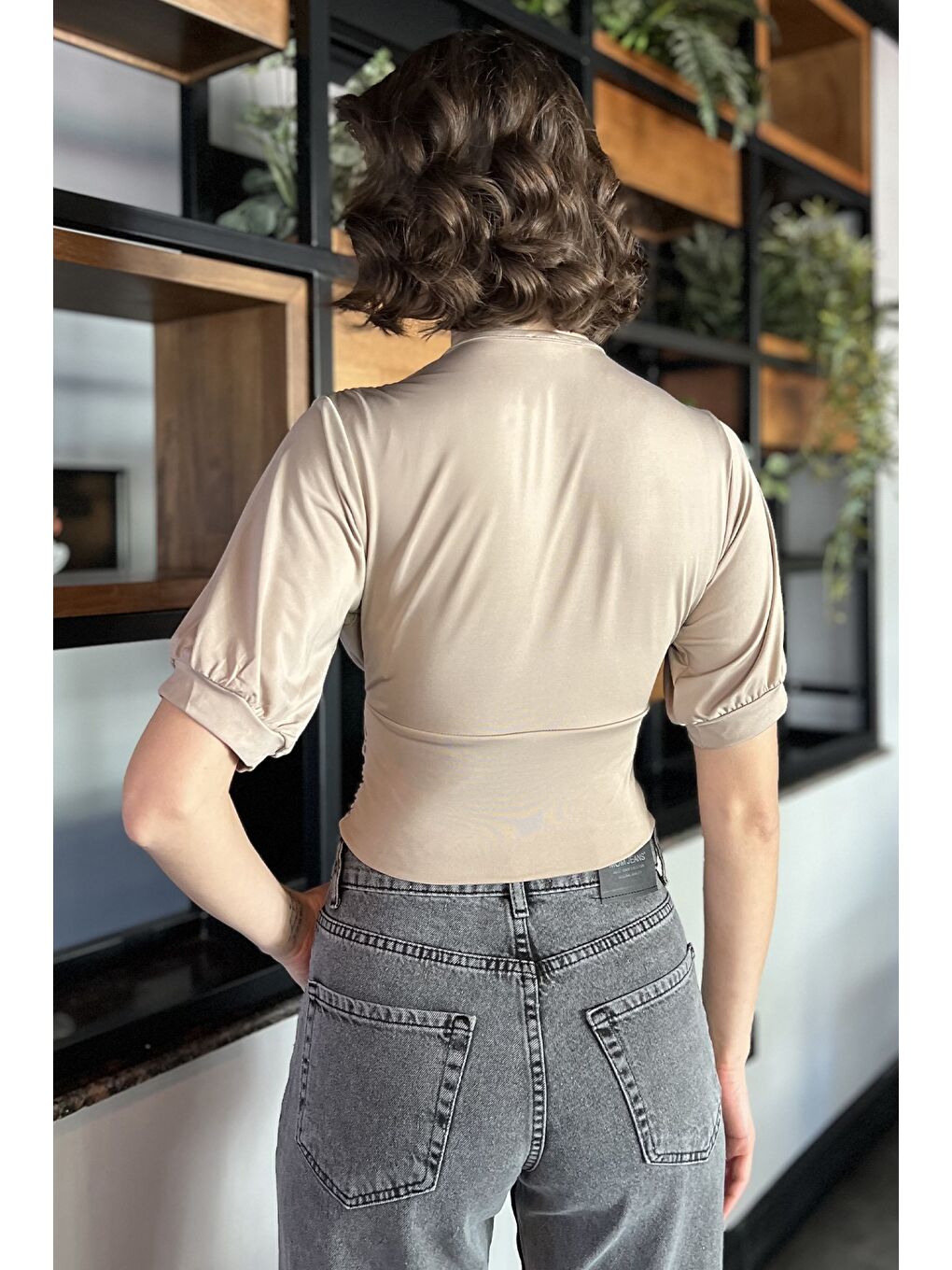 Bej Kadın V Yaka Büzgü Detaylı Crop Top Bluz-2