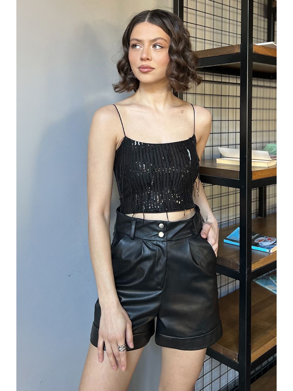 Siyah Kadın İp Askılı Pul İşlemeli Crop Top Bluz-1