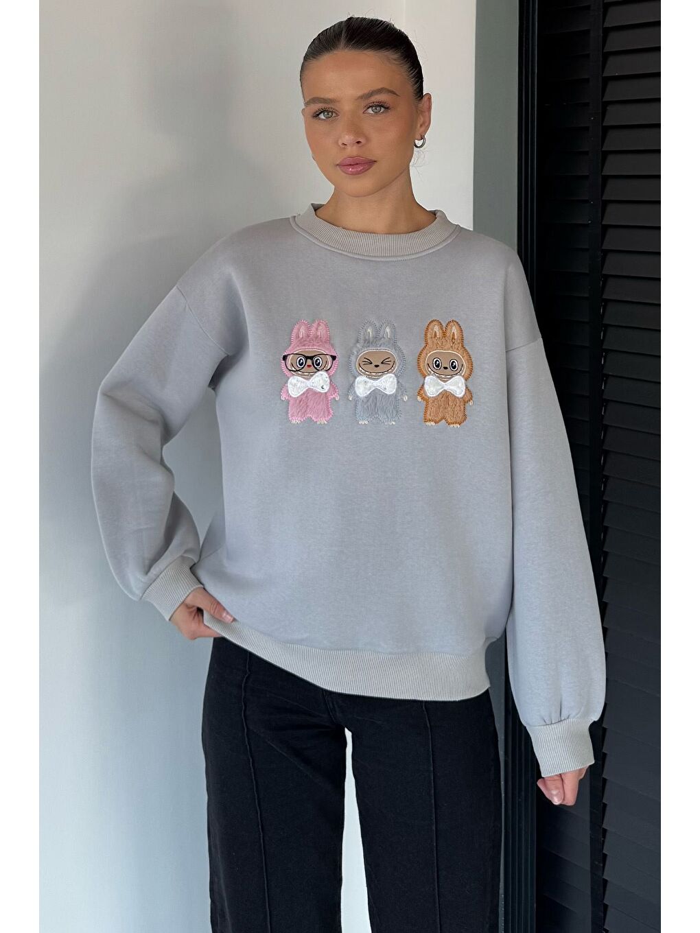 Gri Kadın Bisiklet Yaka Ön Nakışlı Şardonlu Sweatshirt-1