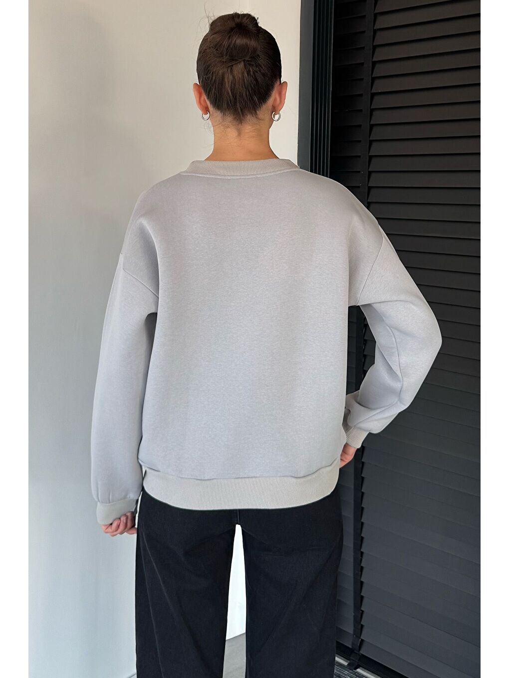 Gri Kadın Bisiklet Yaka Ön Nakışlı Şardonlu Sweatshirt-3