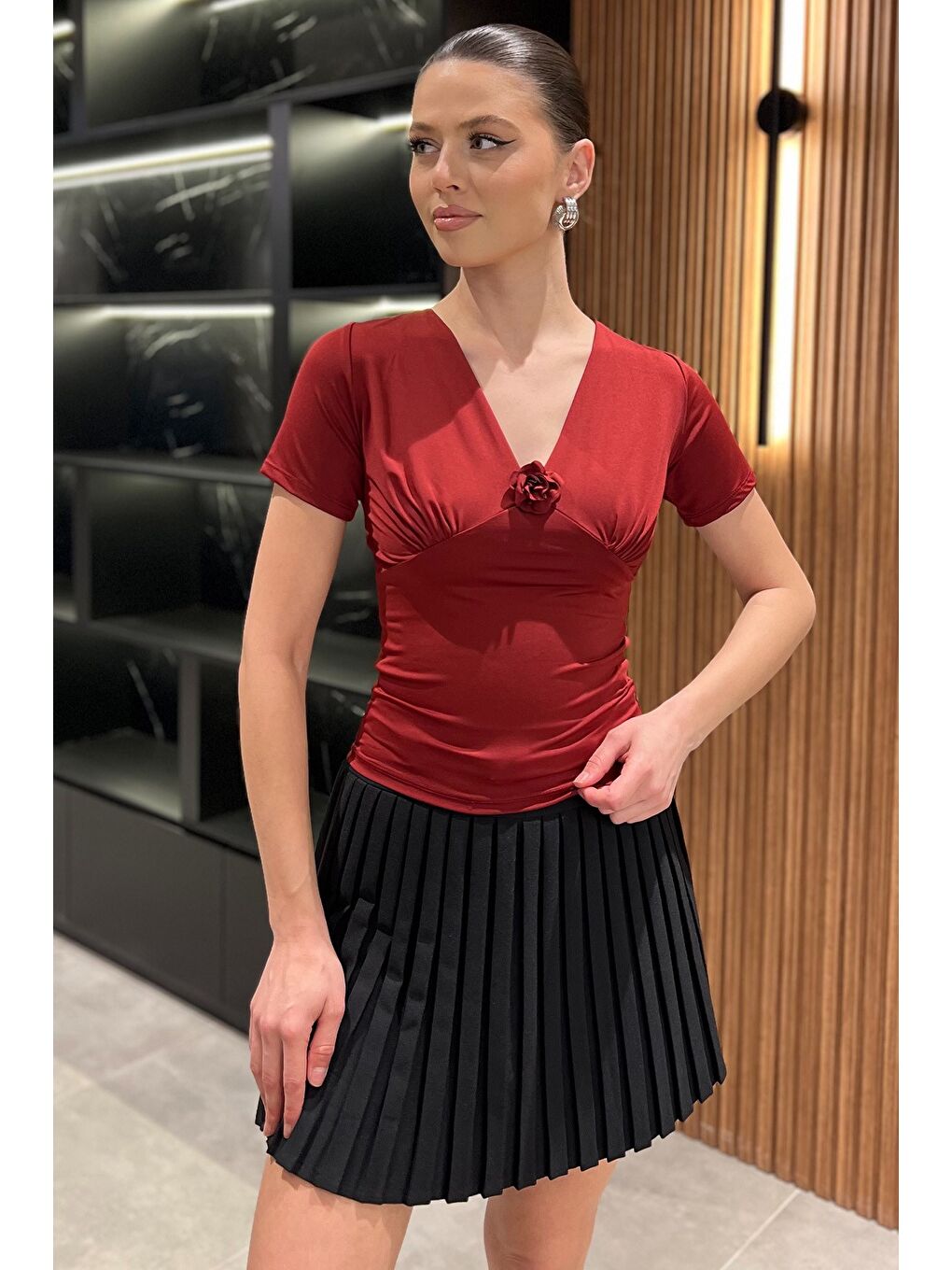 Bordo Gül Detaylı V Yaka Kadın Bluz-1