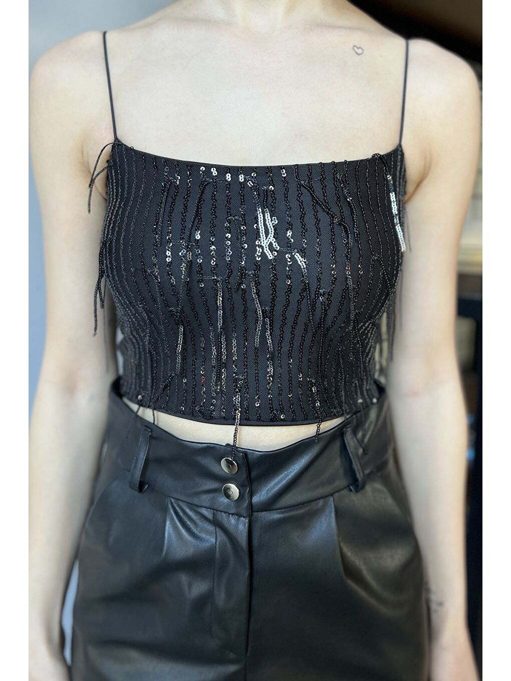 Siyah Kadın İp Askılı Pul İşlemeli Crop Top Bluz-3