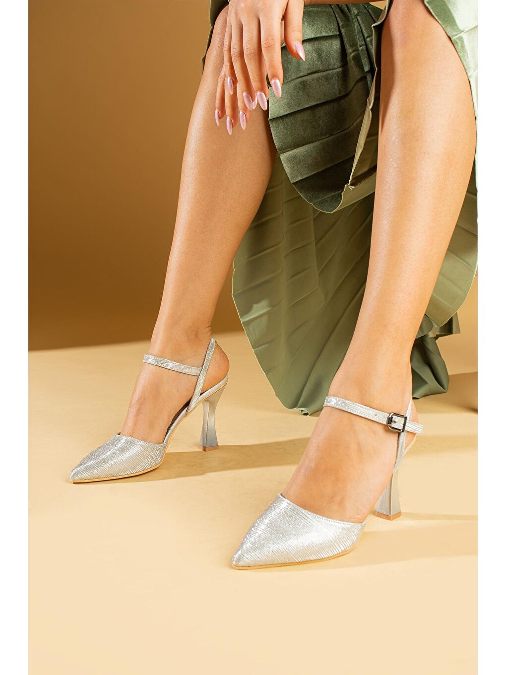 Gri Simli Kumaş Kadeh Topuklu Rahat Kalıp Kadın Ayakkabı 001-237-24Sim