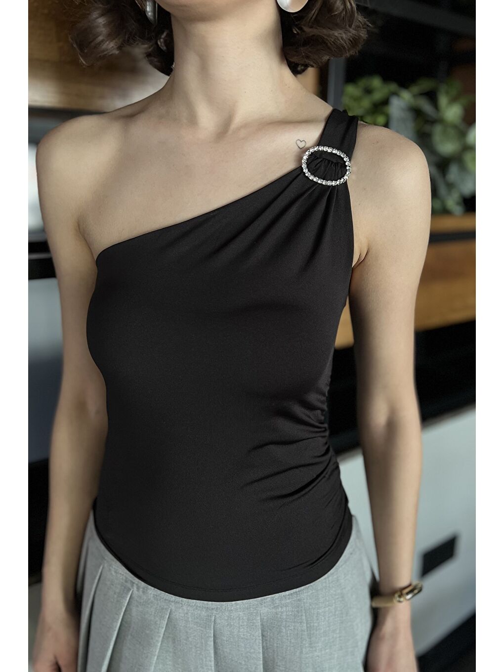 Siyah Kadın Tek Omuz Elastanlı Tokalı Bluz-3