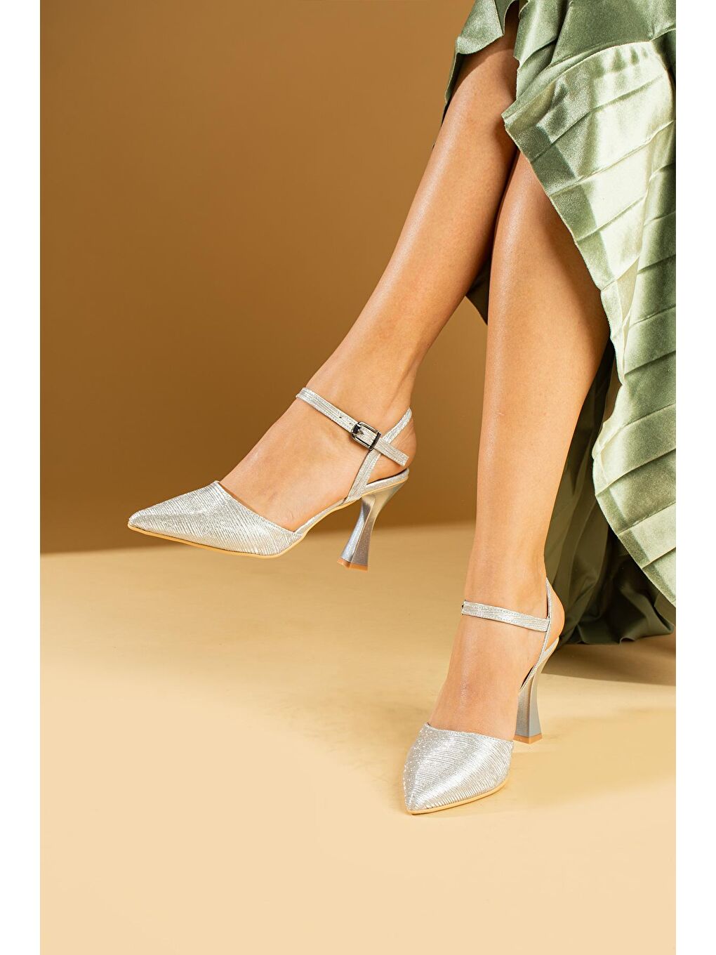 Gri Simli Kumaş Kadeh Topuklu Rahat Kalıp Kadın Ayakkabı 001-237-24Sim-1