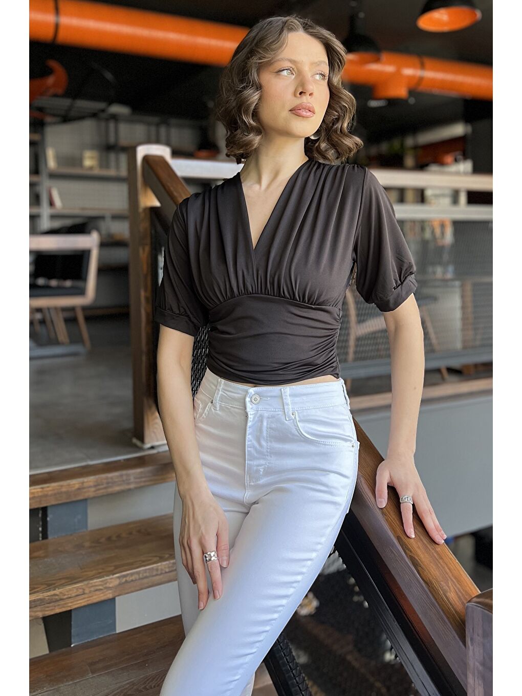Siyah Kadın V Yaka Büzgü Detaylı Crop Top Bluz
