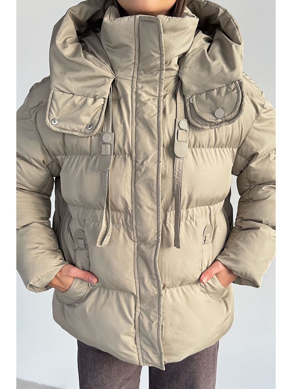 Bej Kadın Kapüşonlu Fermuarlı Ve Çıtçıtlı Şişme Mont-2