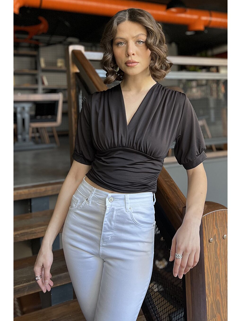 Siyah Kadın V Yaka Büzgü Detaylı Crop Top Bluz-1