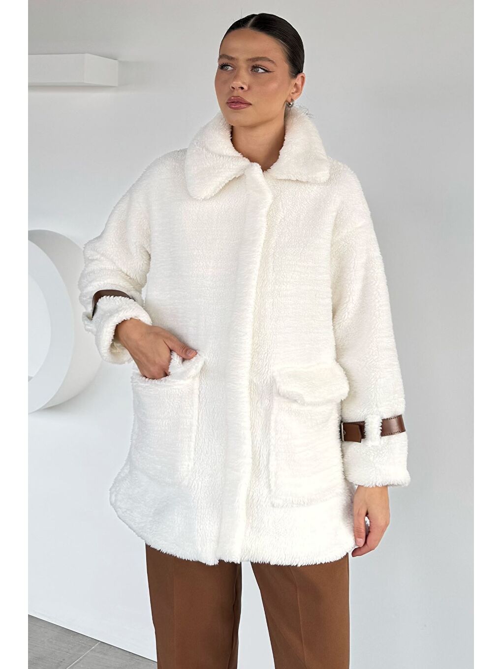 Ekru Kadın Çift Cepli Kollar Toka Detaylı Pelüş Mont-1